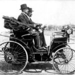 stanisc582aw-grodzki-w-jednym-z-pierwszych-samochodc3b3w-jec5bcdc5bcc485cych-po-ulicach-warszawy