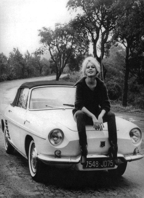 Brigitte Bardot na masce Renault