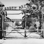 Arbeit_macht_frei_Auschwitz_Wikimedia_domena